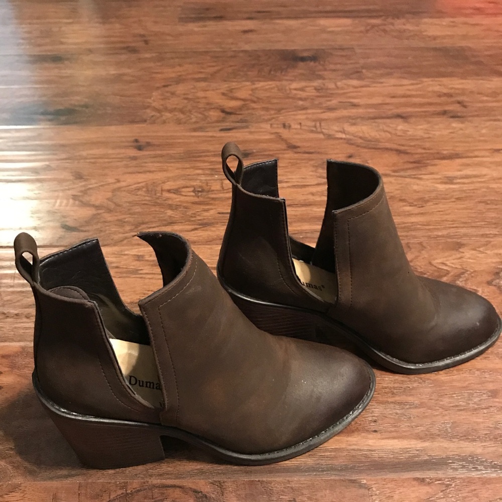 Open SIDE BOOTIES BOOTS- brown SZ 6( runs big)